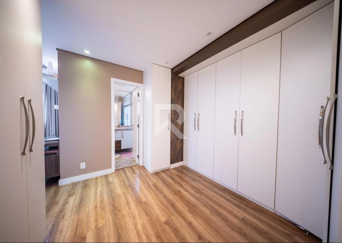 Glass-enclosed balcony in a 3-bedroom apartment, 166 m² — photo 12