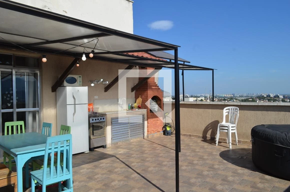 3-bedroom apartment in a building with a pool — photo 9