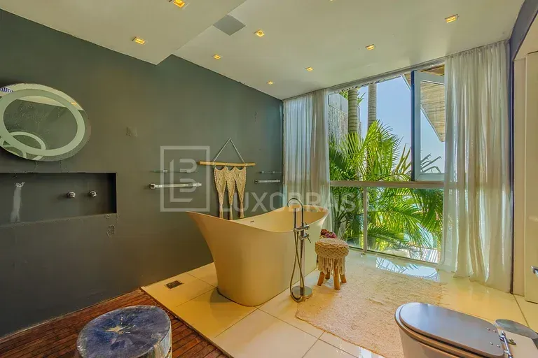 Furnished house with 5 bedrooms and an open-plan kitchen — photo 23