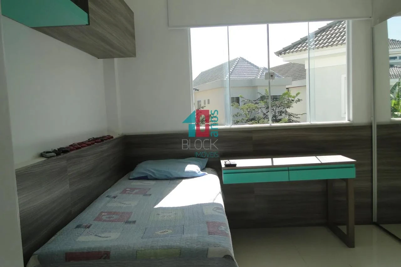 Balcony with a grill in a 5-bedroom house, 278 m² — photo 24