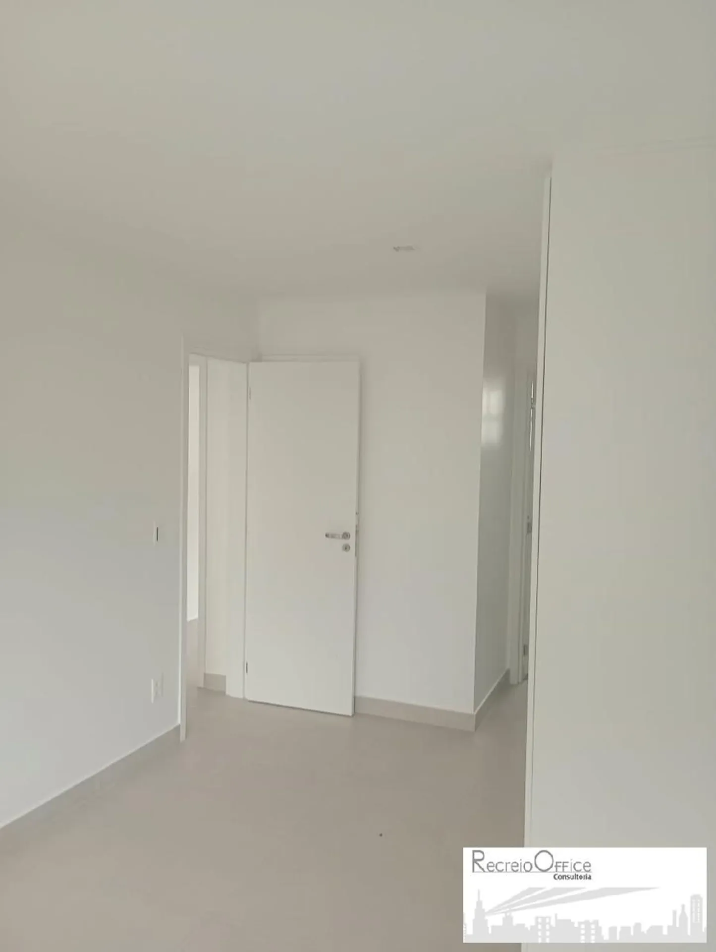 Balcony with a grill in a 3-bedroom apartment, 122 m² — photo 13