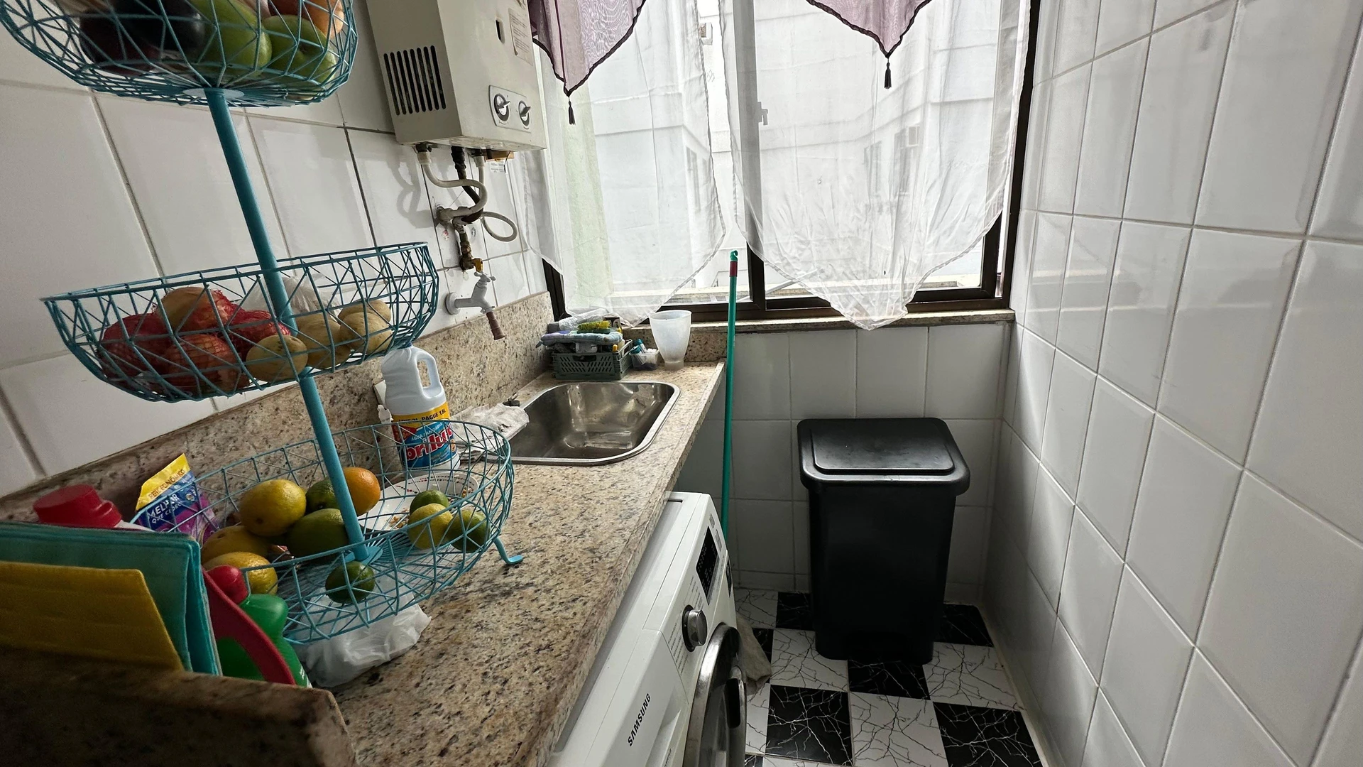 Furnished 2-bedroom apartment with open-plan kitchen — photo 21