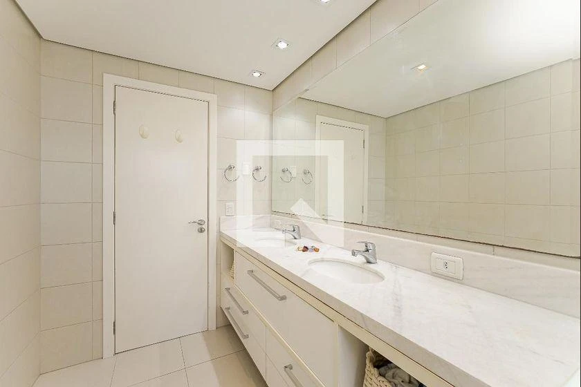 Furnished apartment with 3 en-suite bedrooms and 211 m² — photo 46
