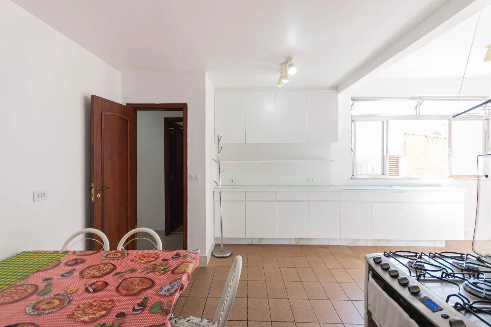 Balcony with a grill in a 3-bedroom apartment, 135 m² — photo 50