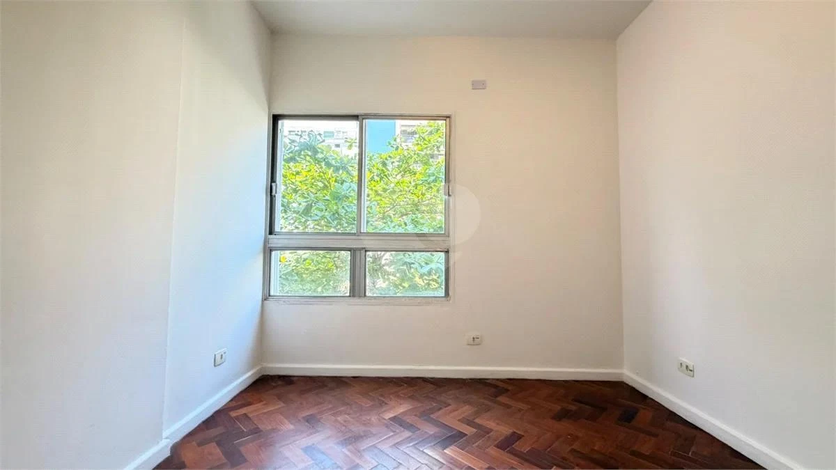 Wood or laminate floors in a 3-bedroom apartment, 91 m² — photo 13