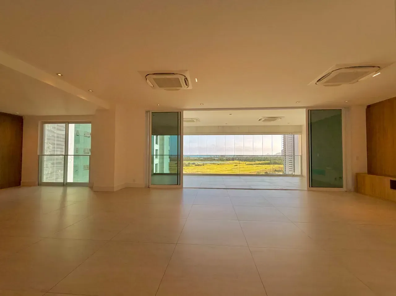266 m² apartment with 3 bedrooms and an open kitchen — photo 3
