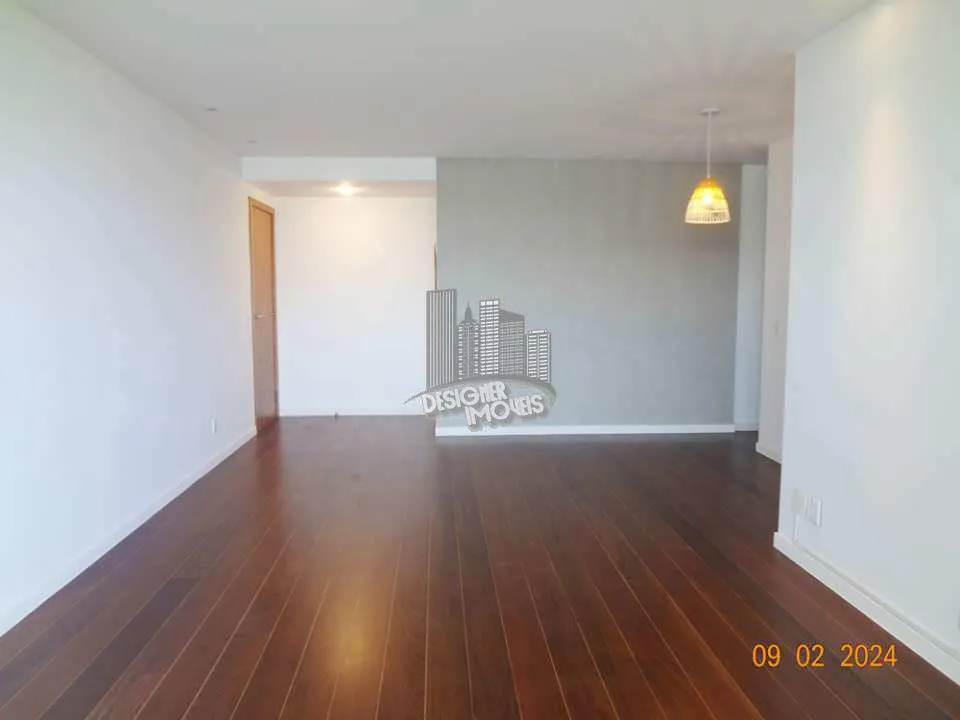 Balcony with a grill in a 3-bedroom apartment, 129 m² — photo 8