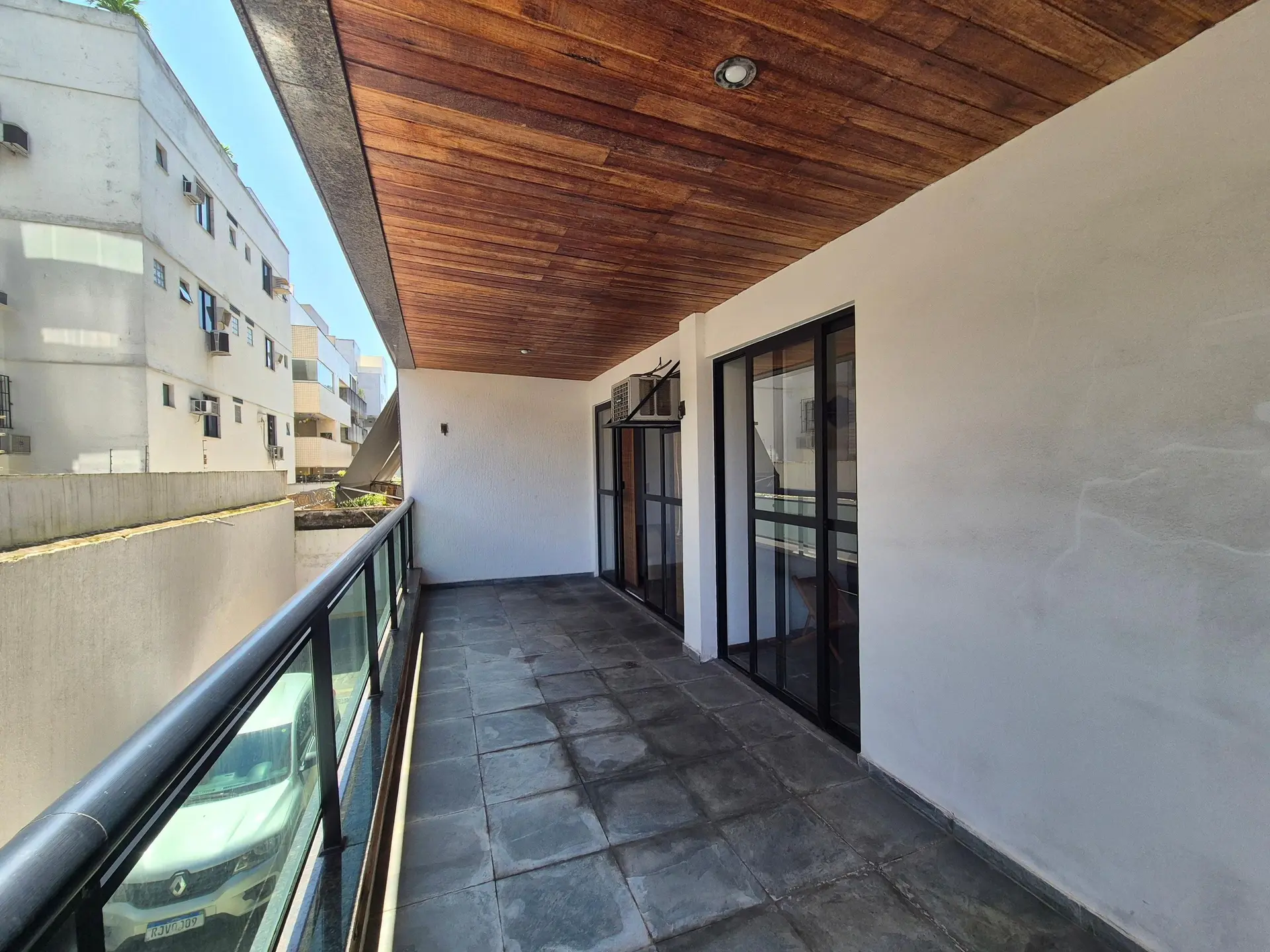 Glass-enclosed balcony in a 2-bedroom apartment, 84 m² — photo 16