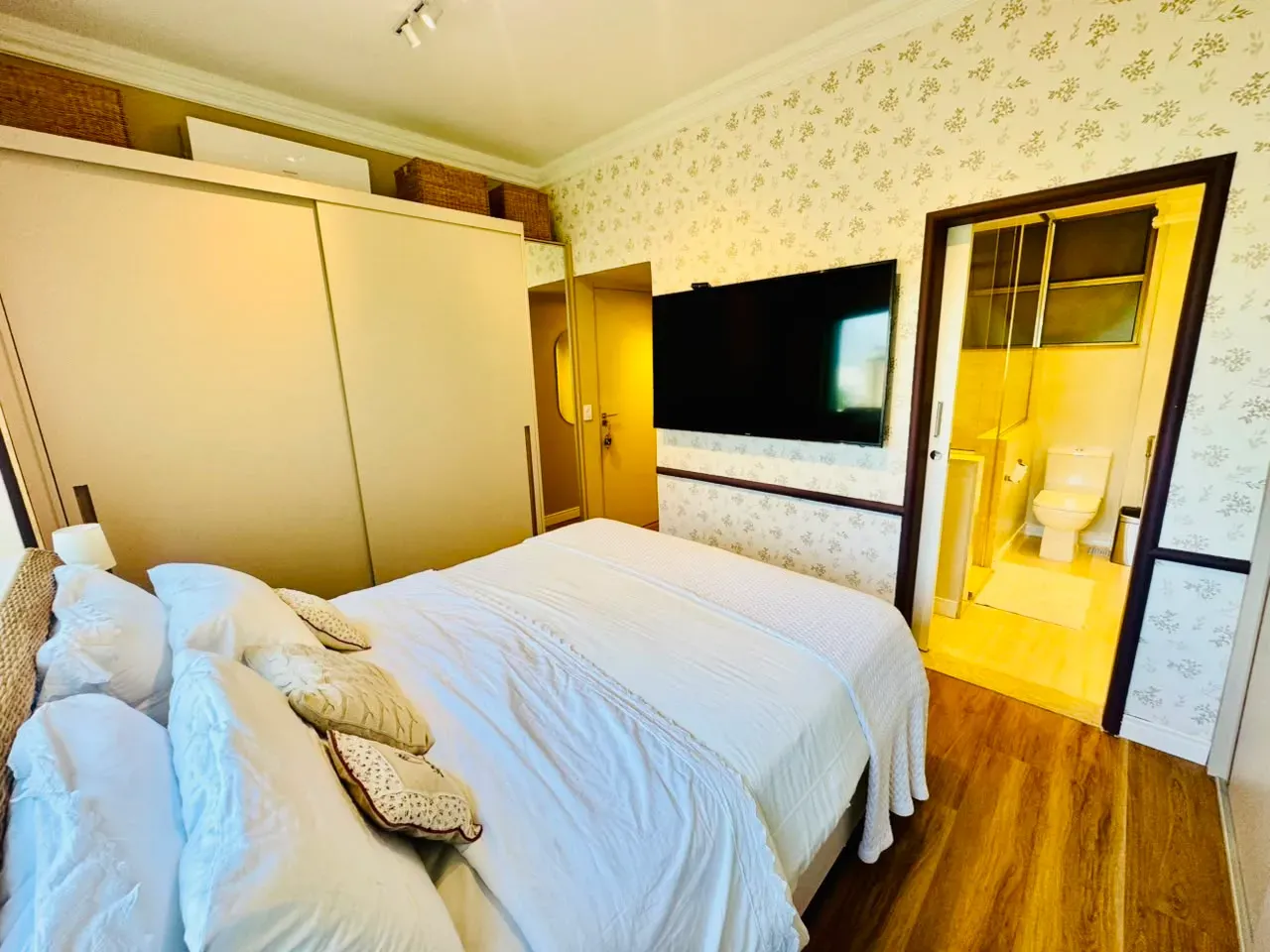 Furnished 3-bedroom apartment with 3 bathrooms — photo 24