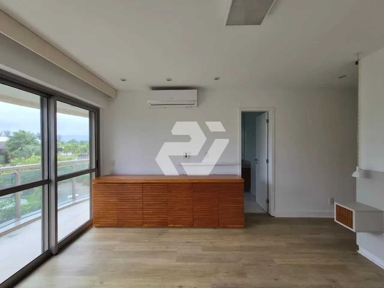 4-bedroom apartment with an enclosed glass balcony — photo 37