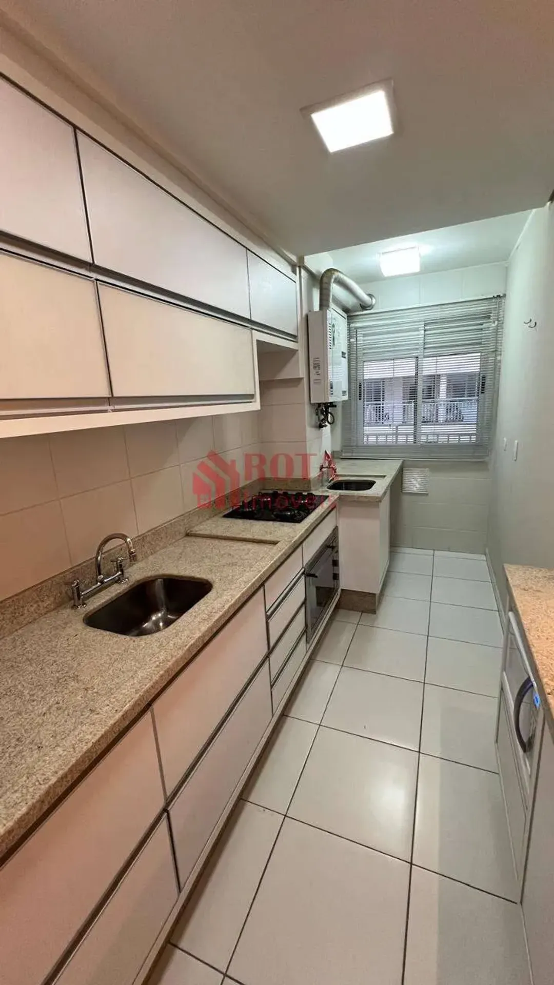 2-bedroom apartment with a glass-enclosed balcony — photo 5