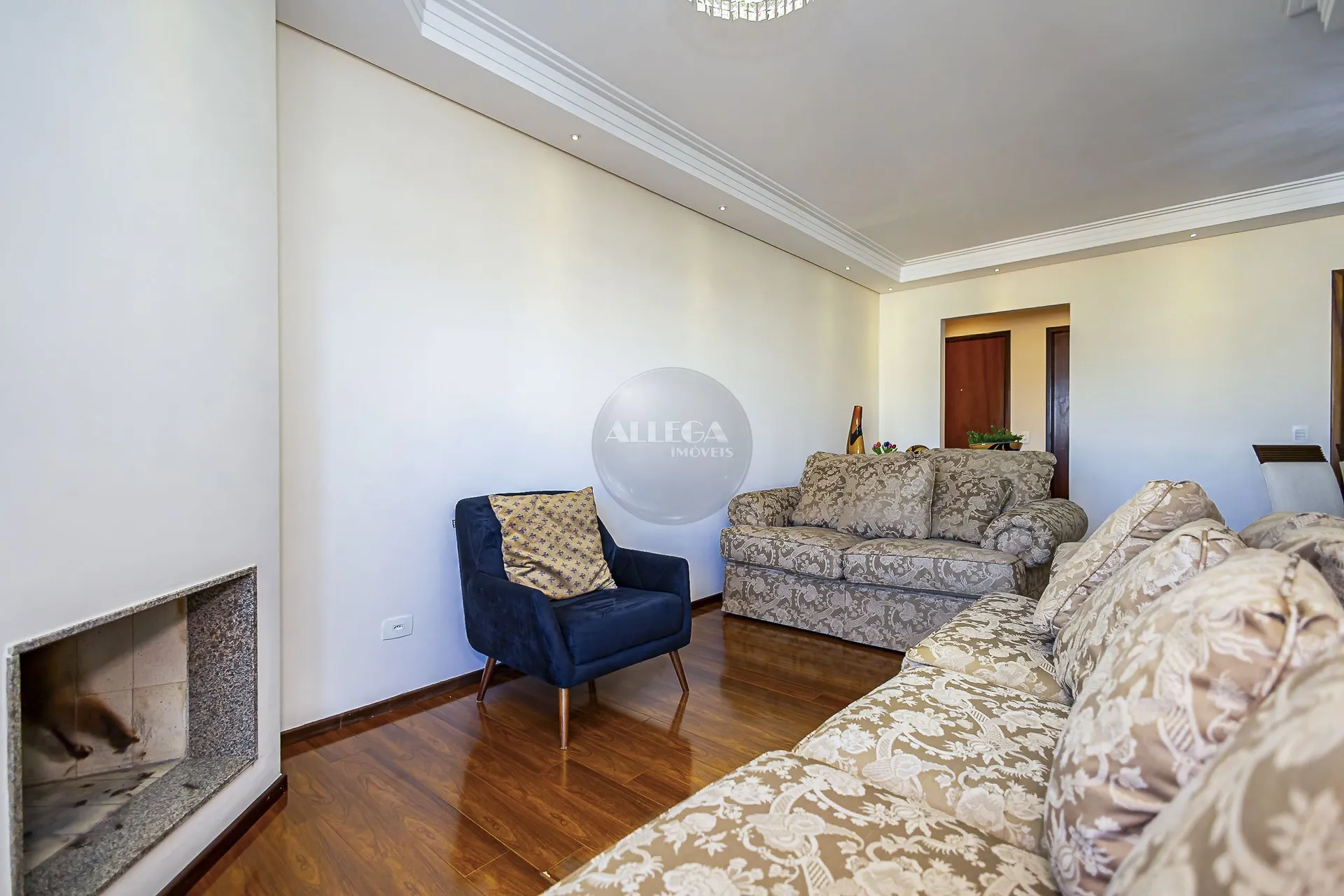 Apartamento com 4 quartos e piso de madeira na sala — photo 6