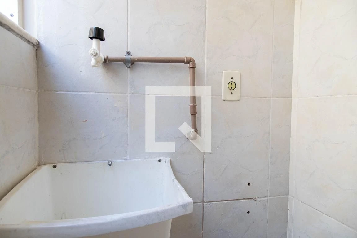 Unfurnished 1-bedroom apartment with a glass shower — photo 10
