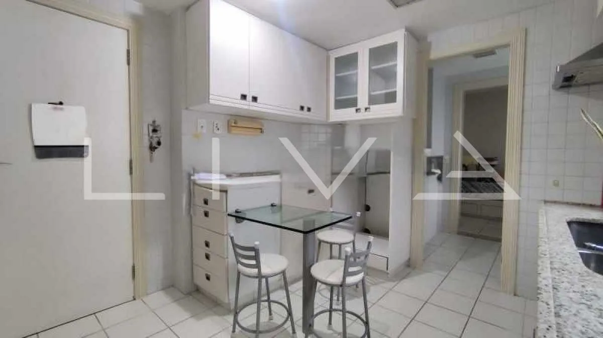 Walk-in closet in a 3-bedroom apartment, 165 m² — photo 16