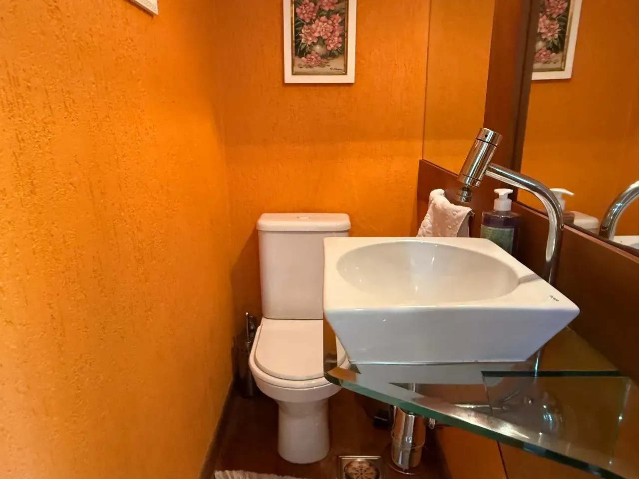 Furnished house with 4 bedrooms, 5 bathrooms and desk — photo 3