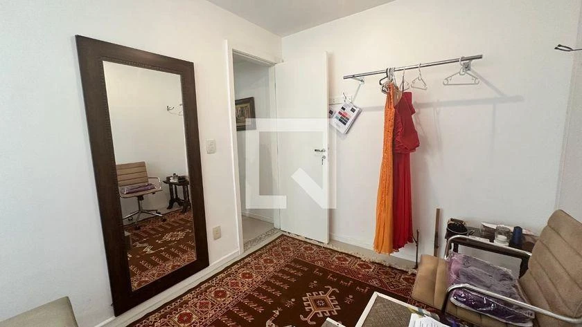 Walk-in closet in a 5-bedroom house, 250 m² — photo 41