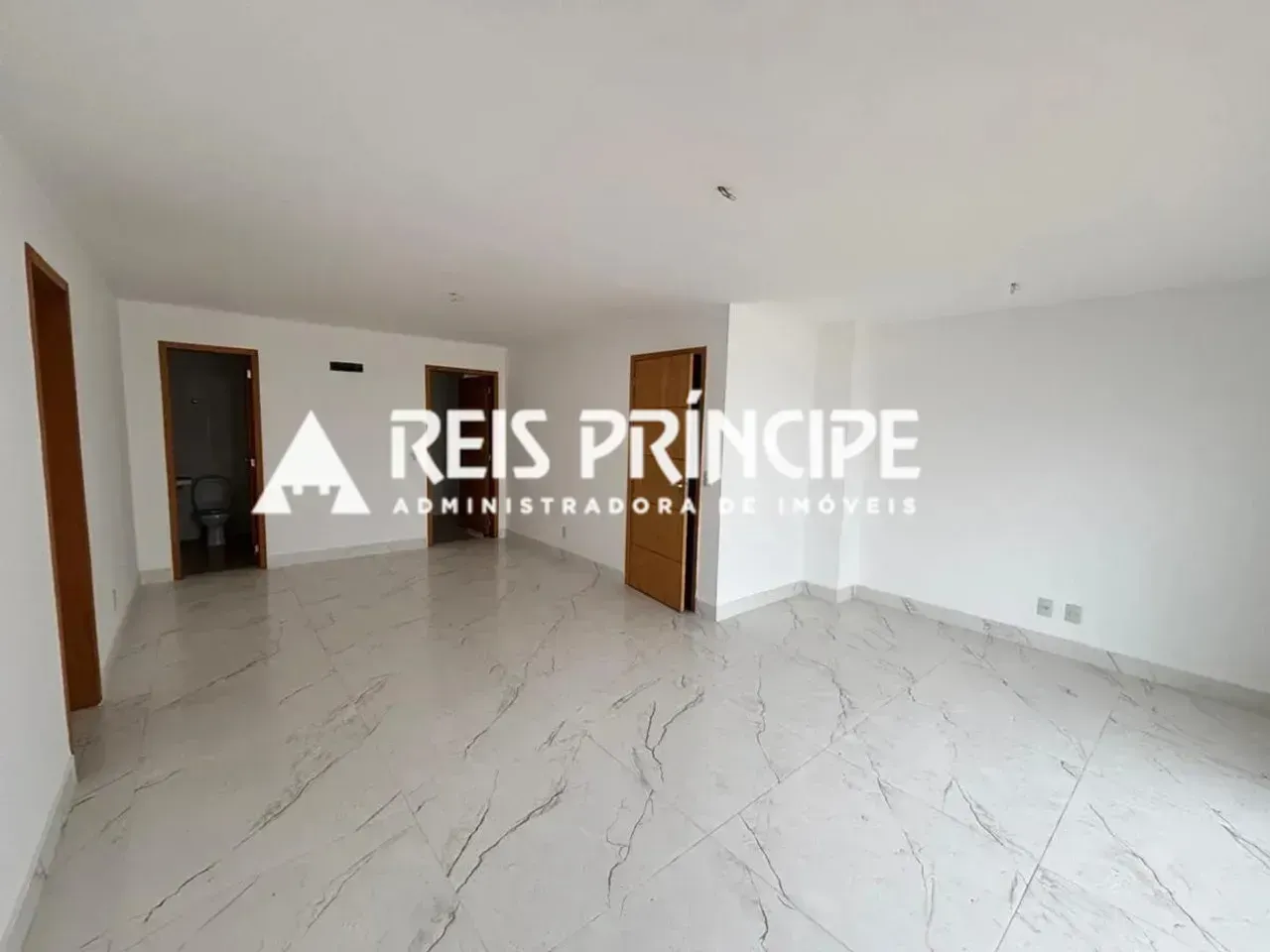 Unfurnished apartment with 4 bedrooms and a glass balcony — photo 4