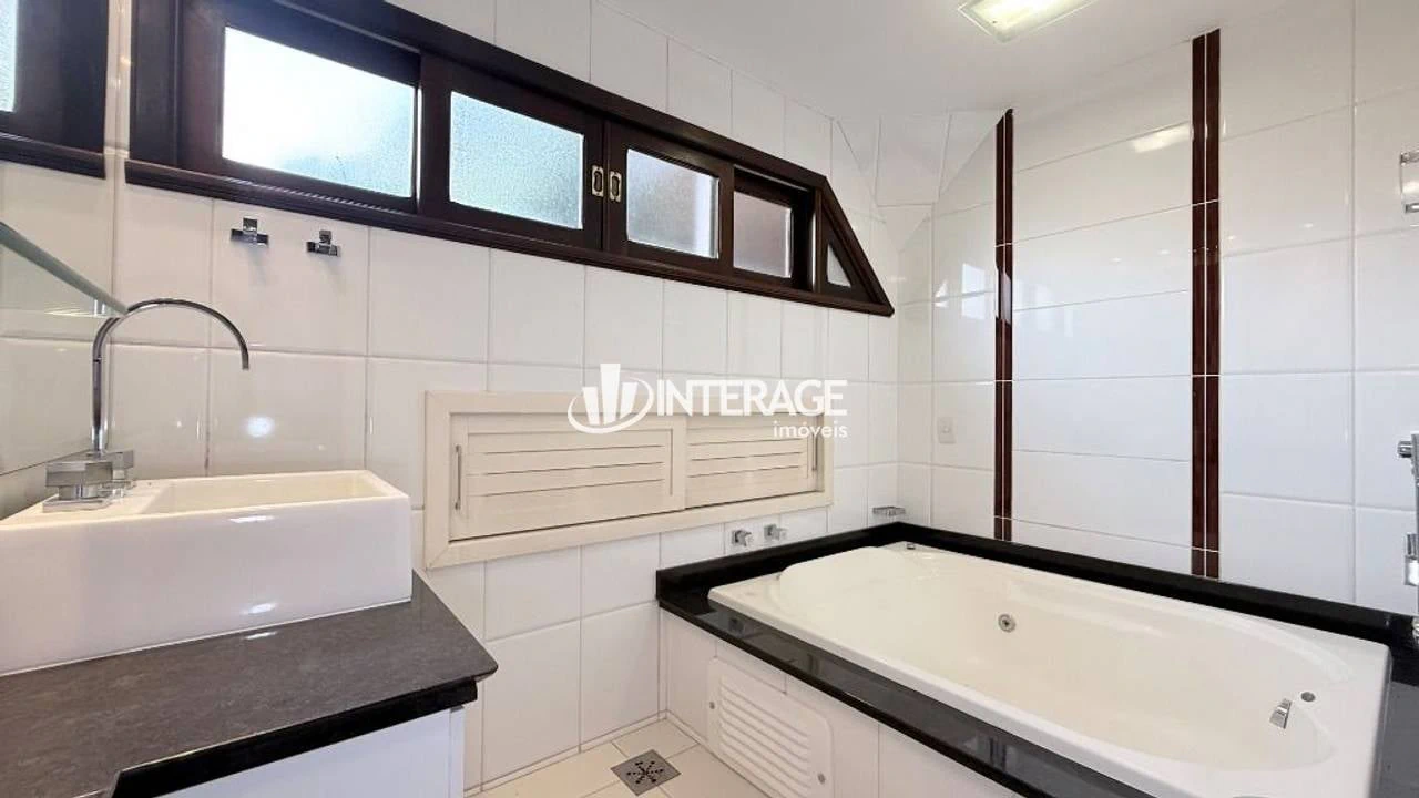 3-bedroom house with a bathtub — photo 11