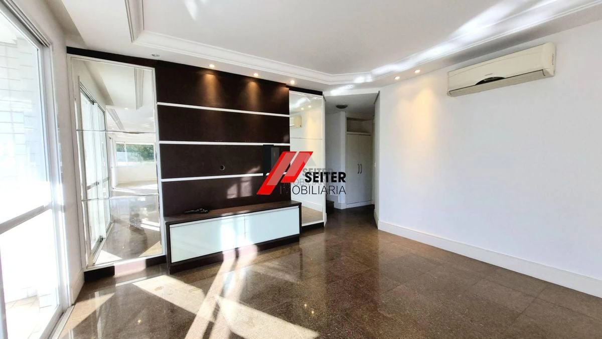 255 m² apartment with a private pool and a bathtub — photo 13