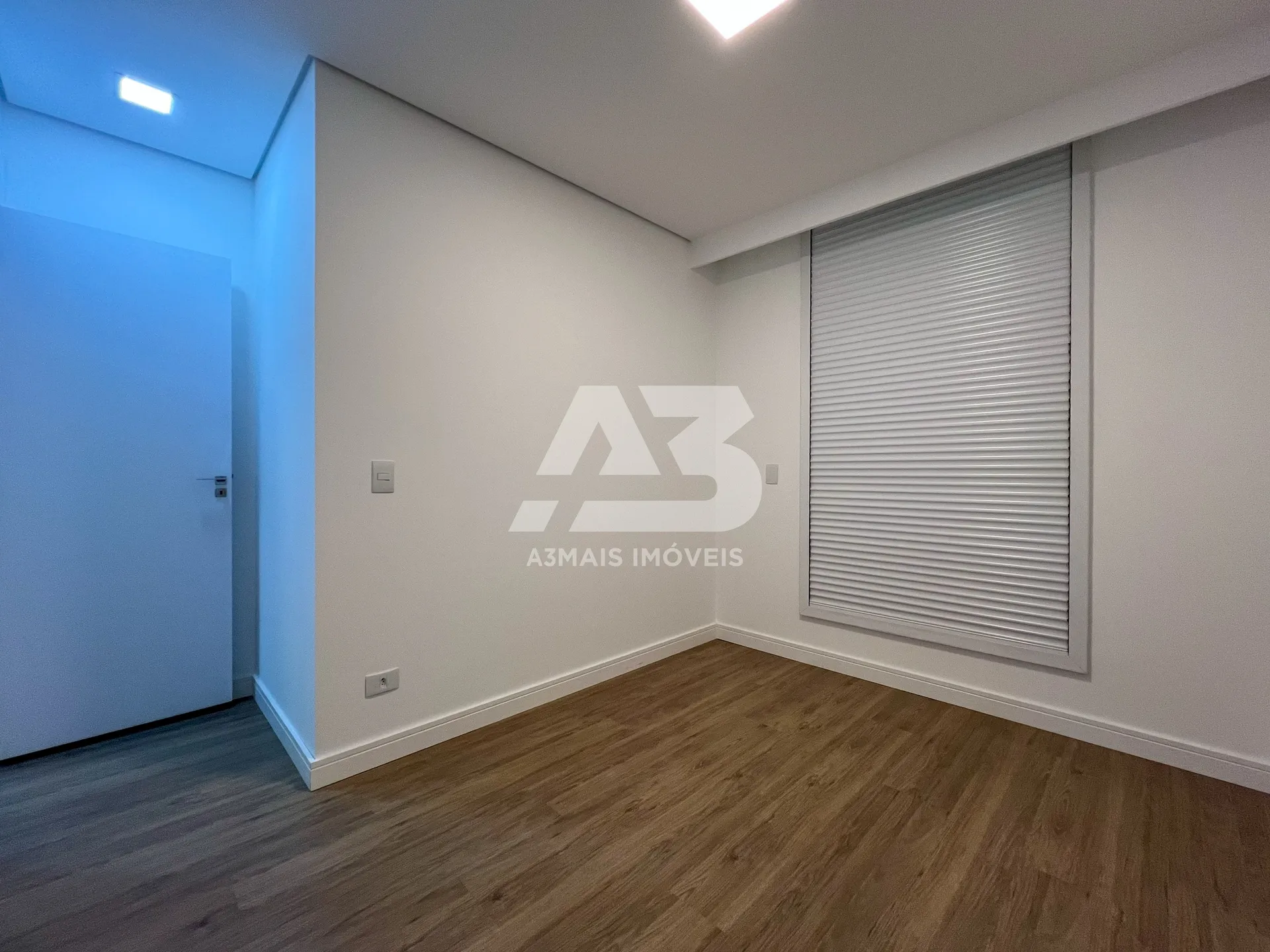 103 m² apartment with an open-plan gas kitchen — photo 20
