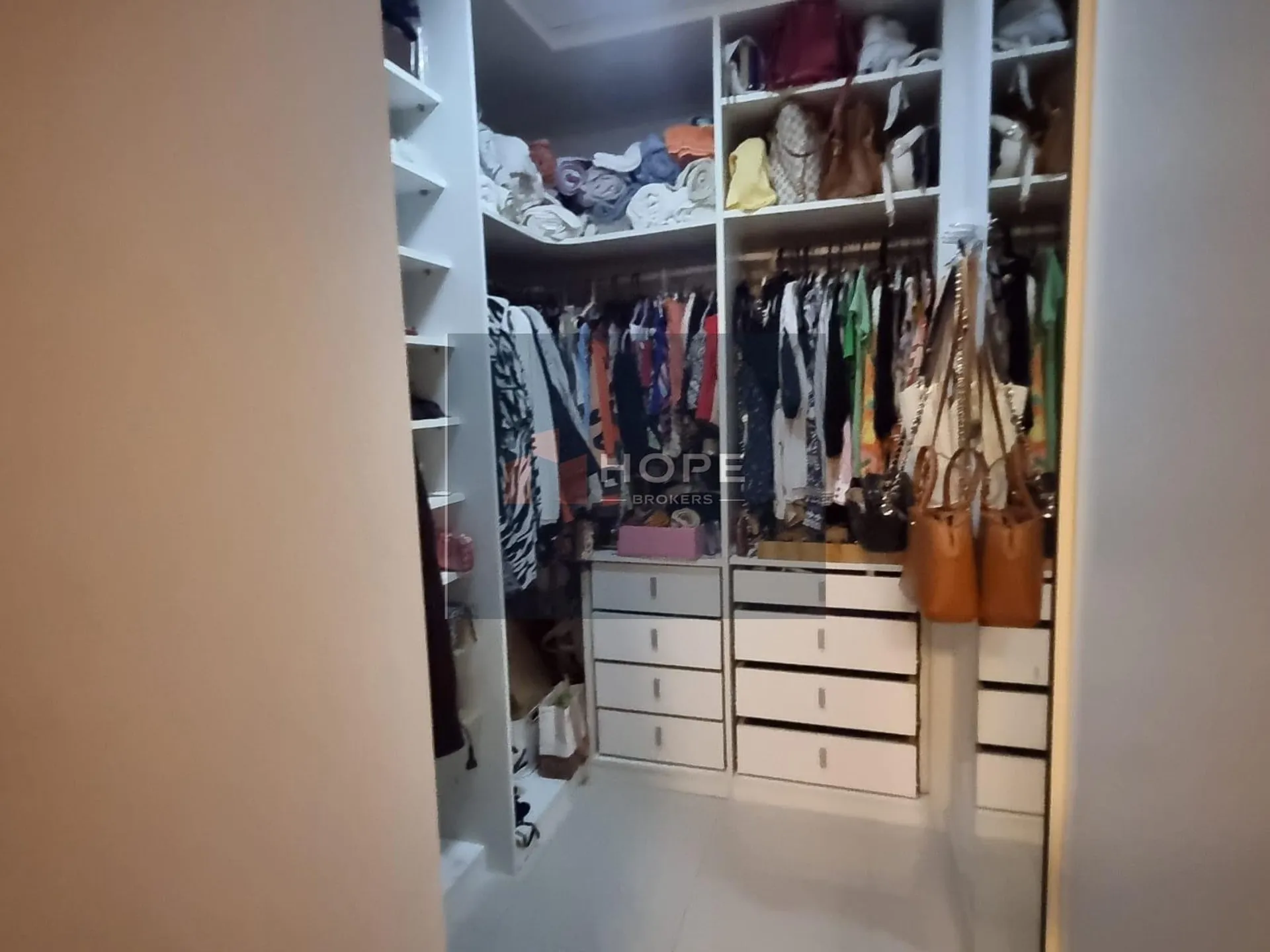 Walk-in closet in a 3-bedroom apartment, 200 m² — photo 4