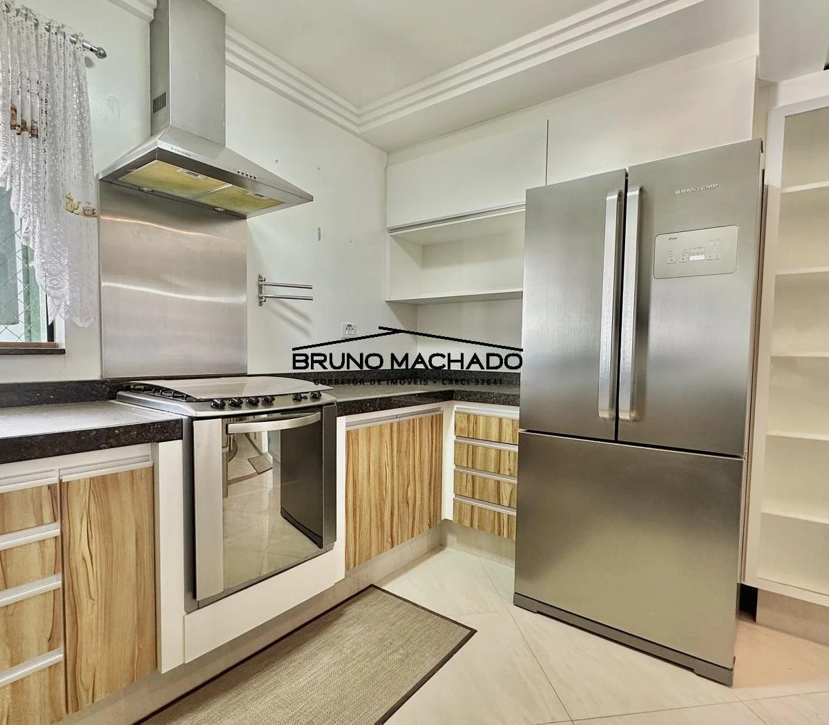 3-bedroom house with a walk-in closet in Curitiba — photo 22