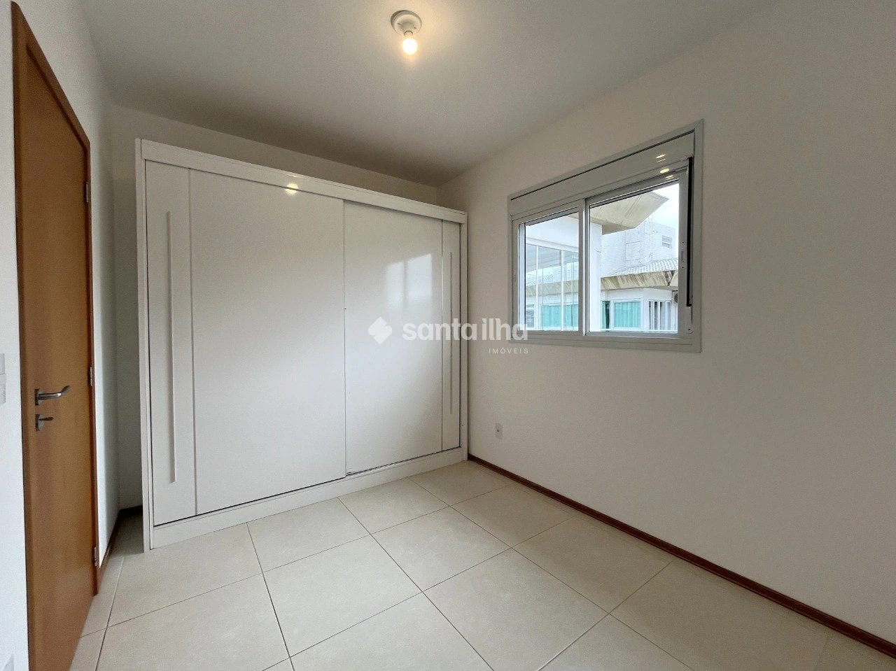 Balcony with a grill in a 2-bedroom apartment, 128 m² — photo 12