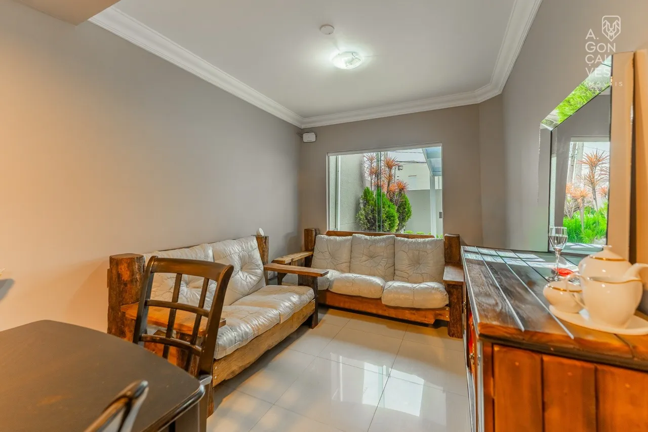 House with 3 bedrooms and a closed kitchen with gas stove