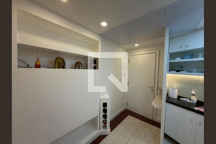 Apartamento mobiliado com cozinha americana e armários — photo 18