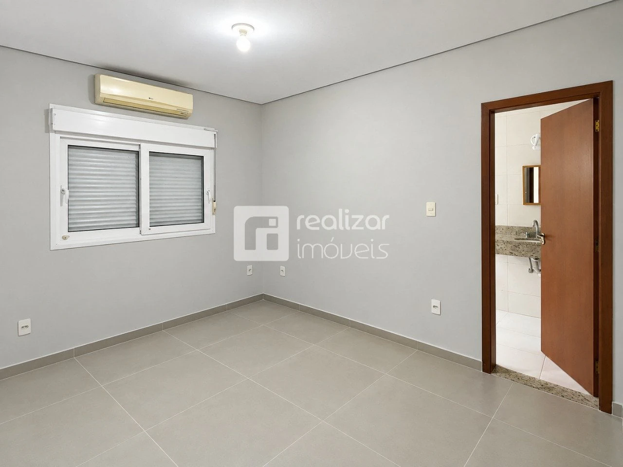 160 m² house with a bathtub and floor-to-ceiling windows — photo 18