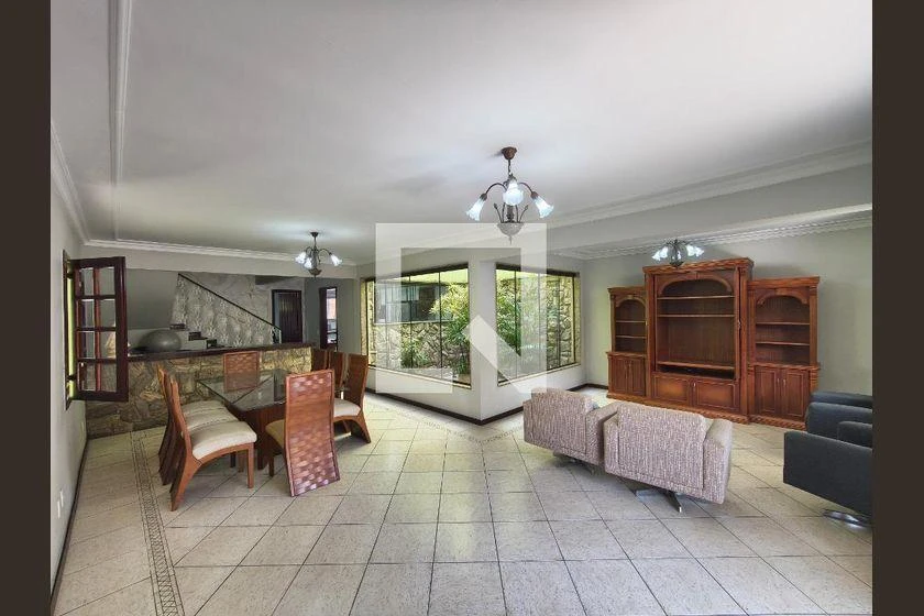 Casa mobiliada com 3 quartos e 297 m²