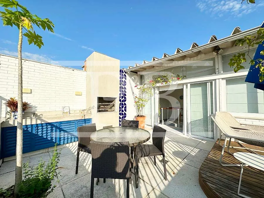 Cobertura com 2 dormitórios, 3 banheiros e 160 m²