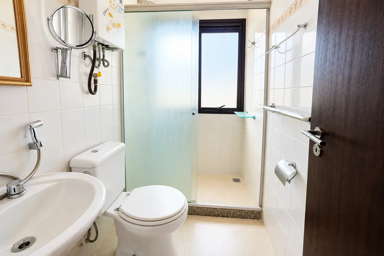 2-bedroom apartment with a bathtub — photo 9