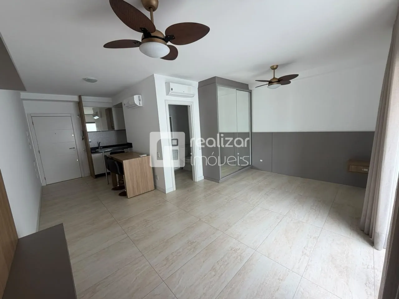 One-bedroom apartment in a building with a gym — photo 5