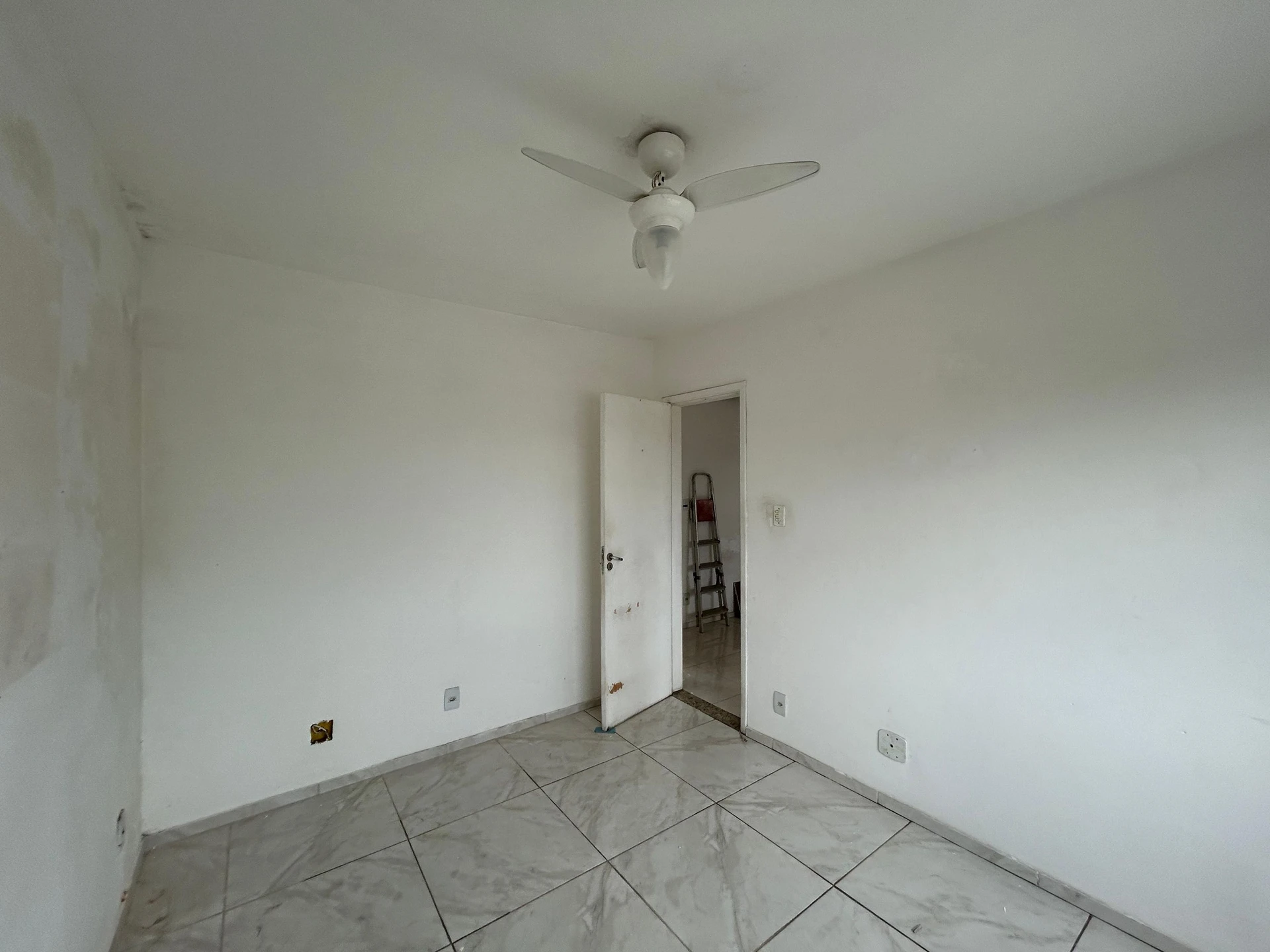 Balcony with a grill in a 3-bedroom apartment, 130 m² — photo 24