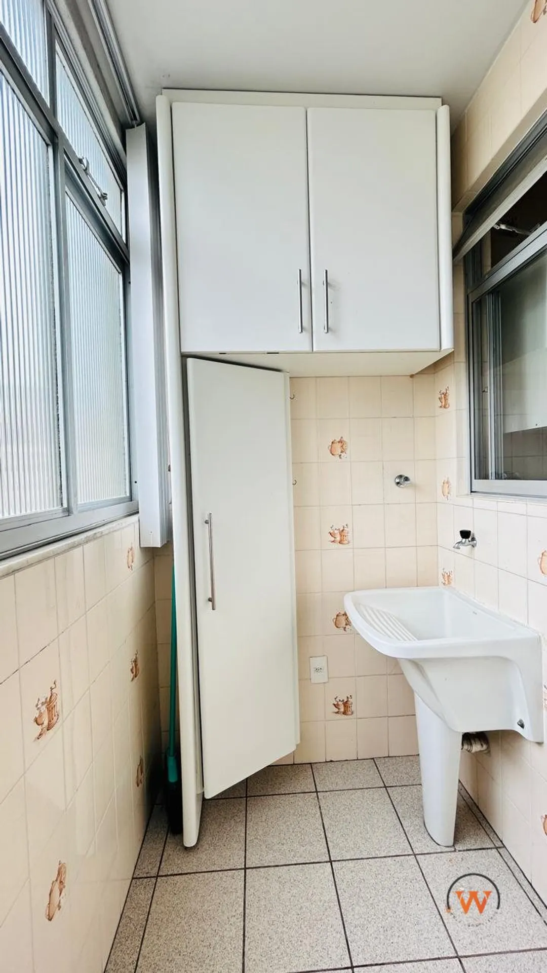 3-bedroom apartment with a separate kitchen and pets — photo 3