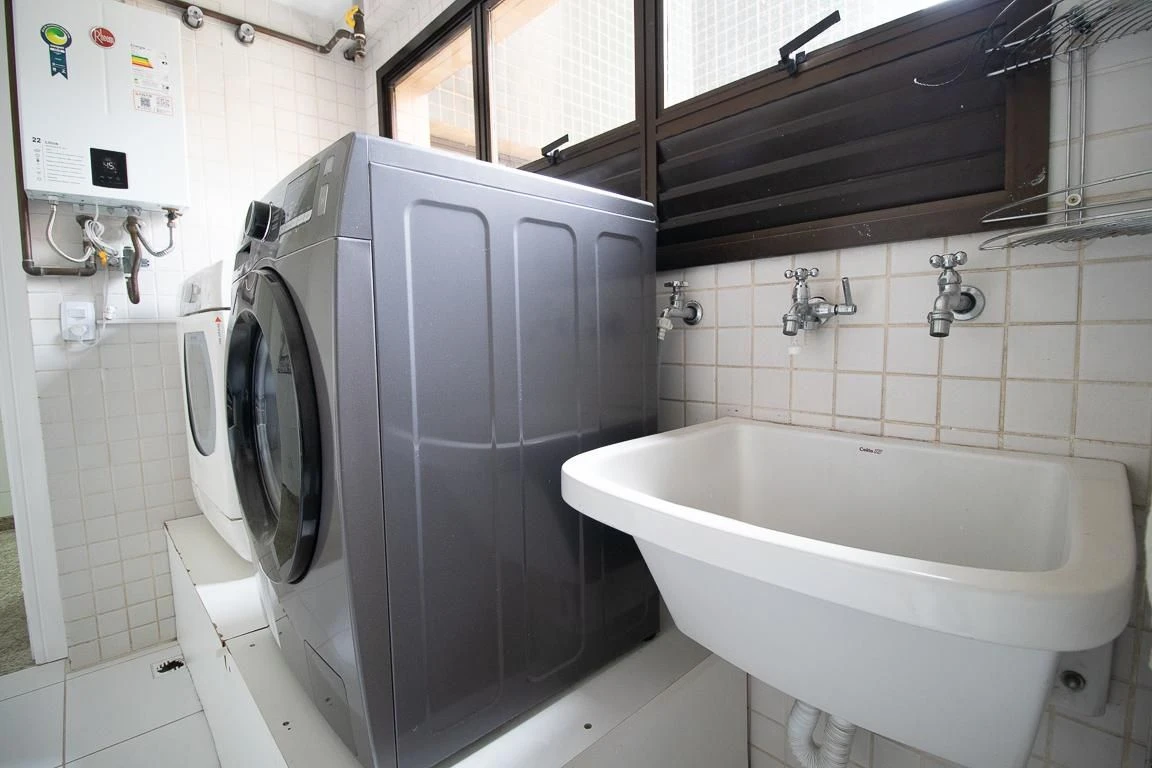3-bedroom apartment with a bathtub in Curitiba — photo 35