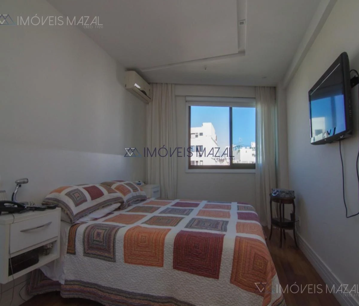 Glass-enclosed balcony in a one-bedroom apartment, 102 m² — photo 11