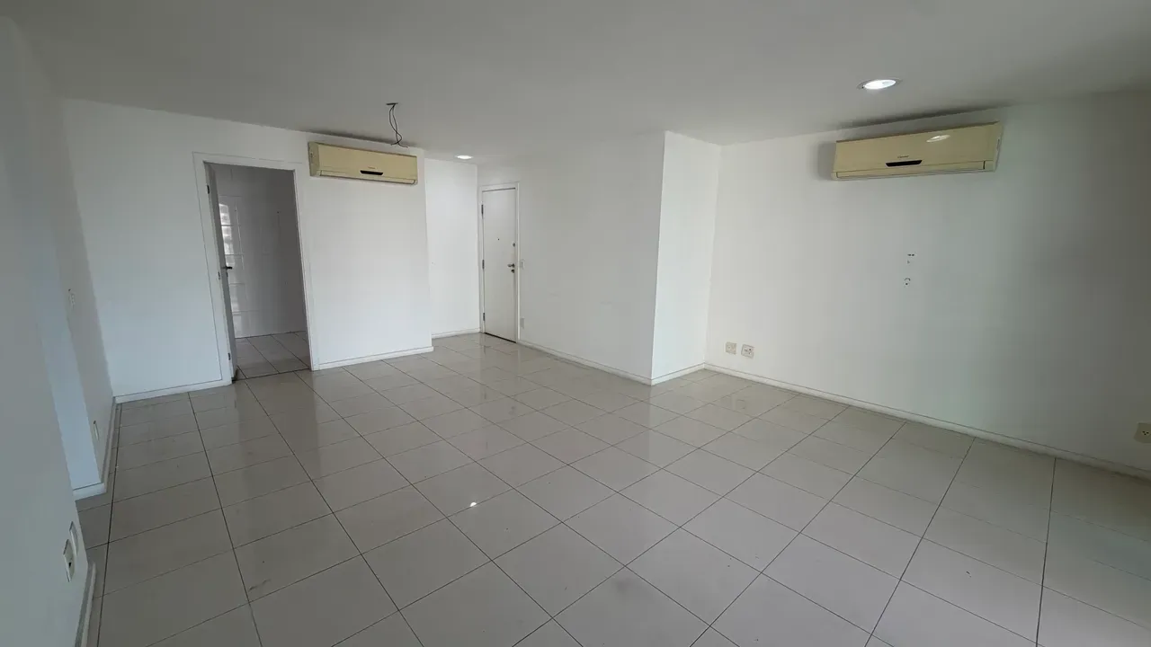 157 m² apartment with 4 bedrooms, 3 baths, balcony — photo 3