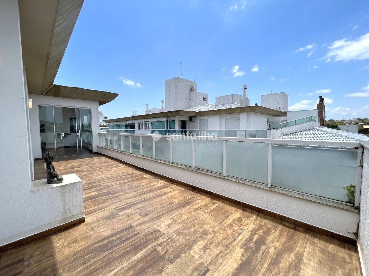Balcony with a grill in a 2-bedroom apartment, 128 m² — photo 18