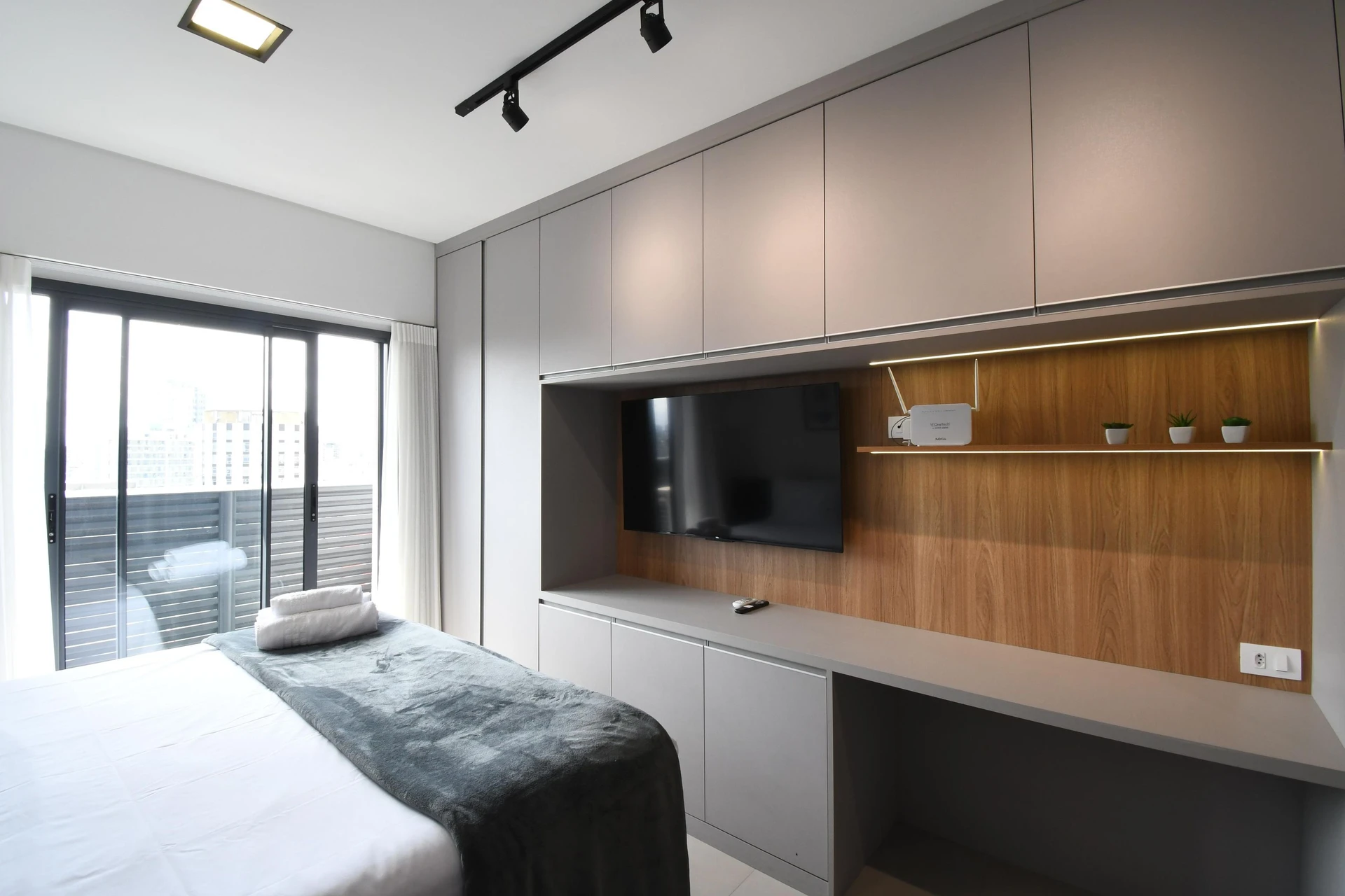 Furnished studio, 25 m², with floor-to-ceiling windows — photo 12