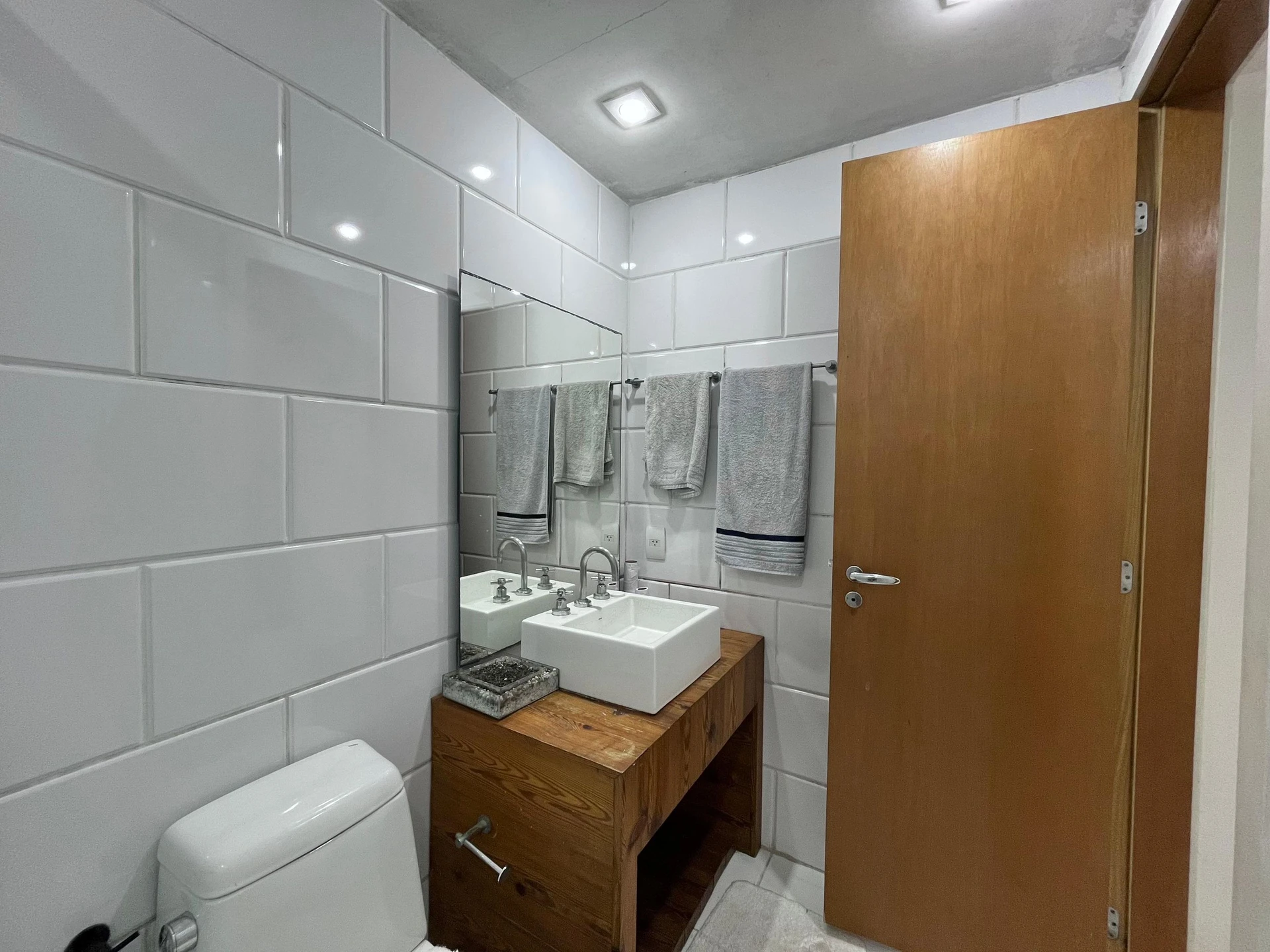 One-bedroom apartment with a washing machine — photo 23