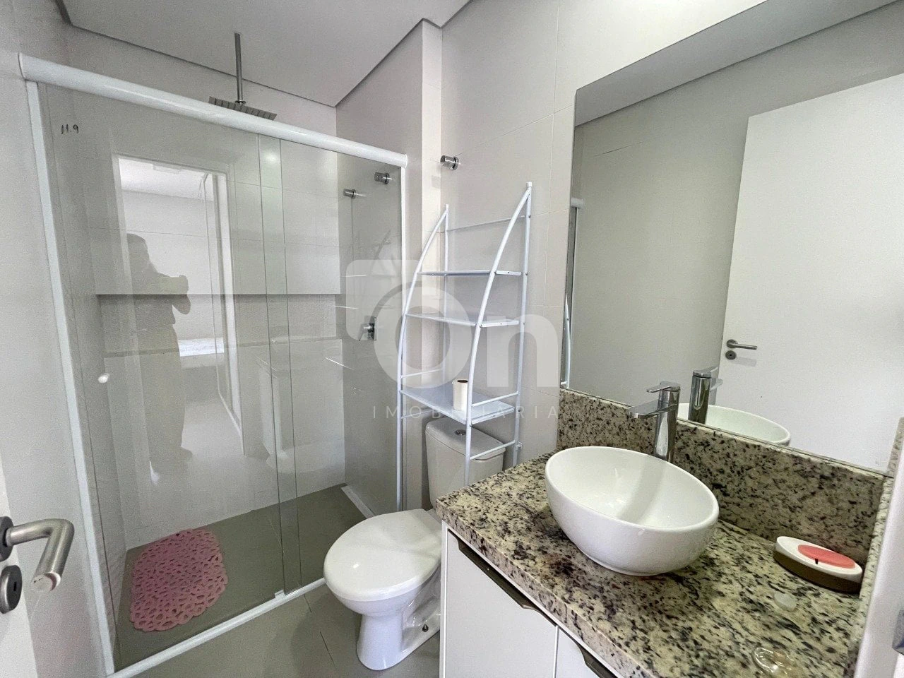 One-bedroom apartment in a building with a coworking space — photo 11