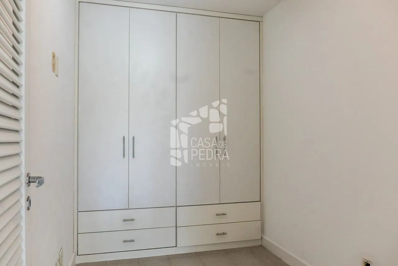 4-bedroom apartment with enclosed glass balcony — photo 53