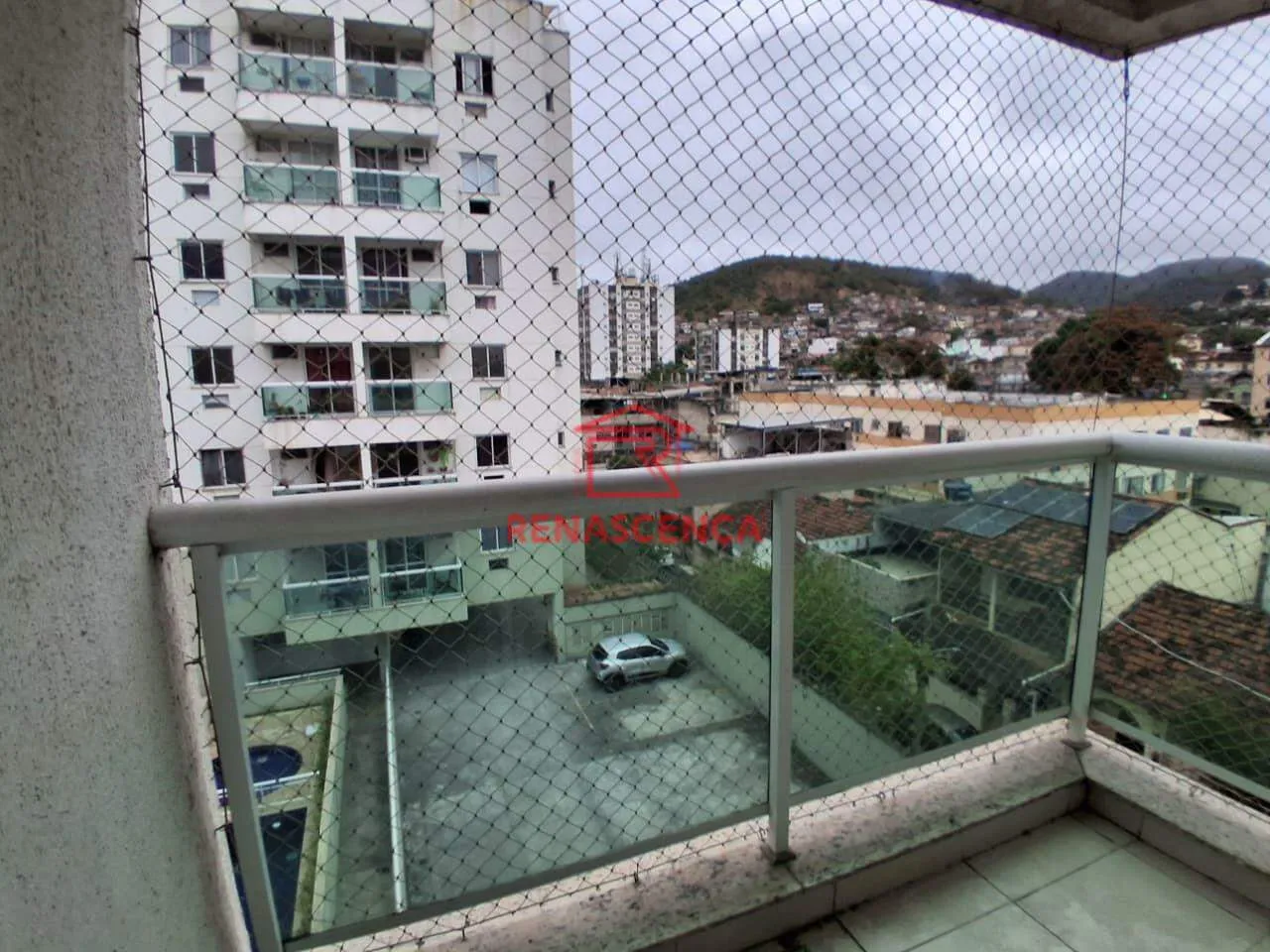 Apartamento com 2 quartos e vista para a cidade e montanhas