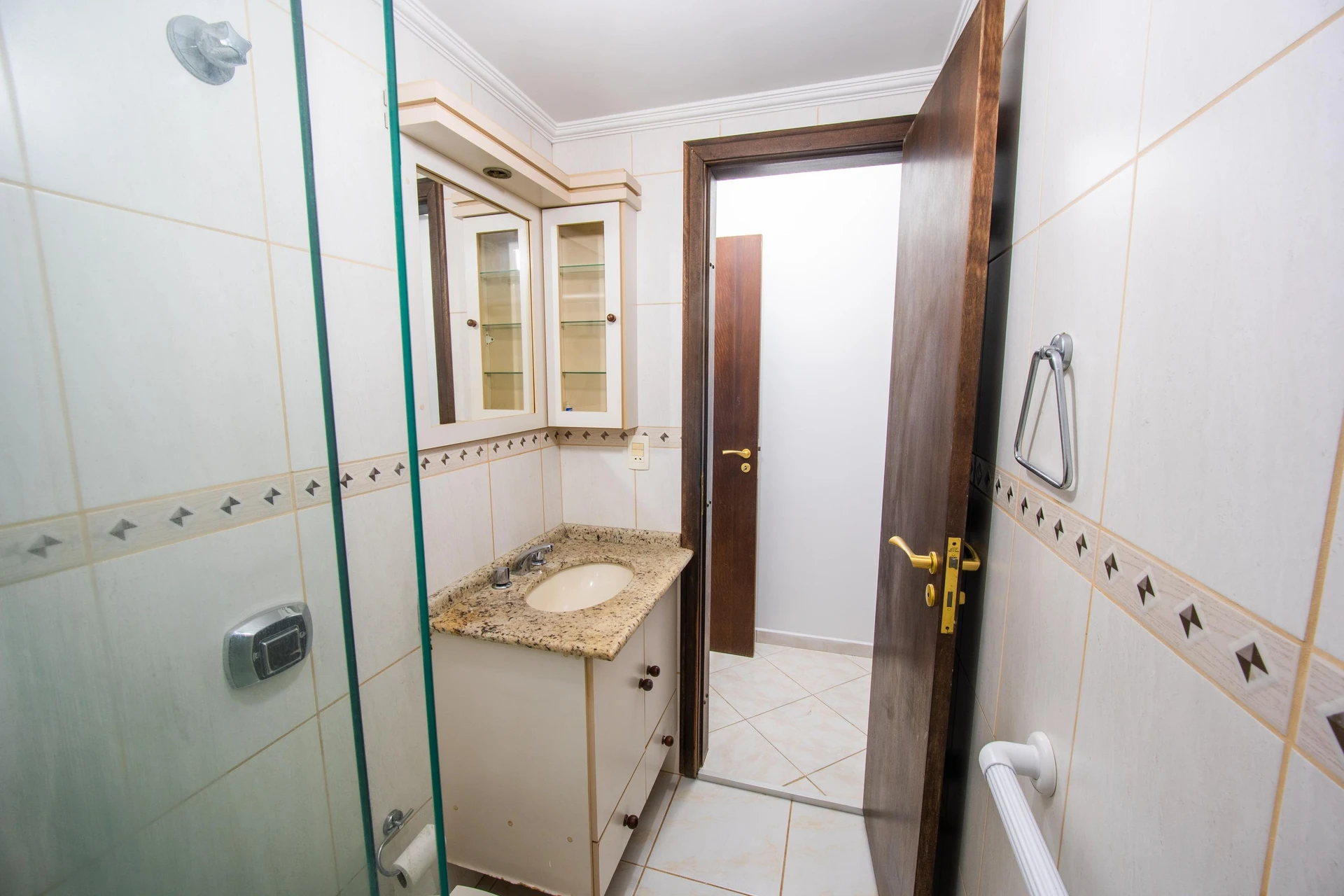 Квартира з 2 спальнями та балконом із грилем — photo 36