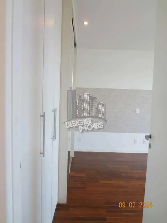 Balcony with a grill in a 3-bedroom apartment, 129 m² — photo 16