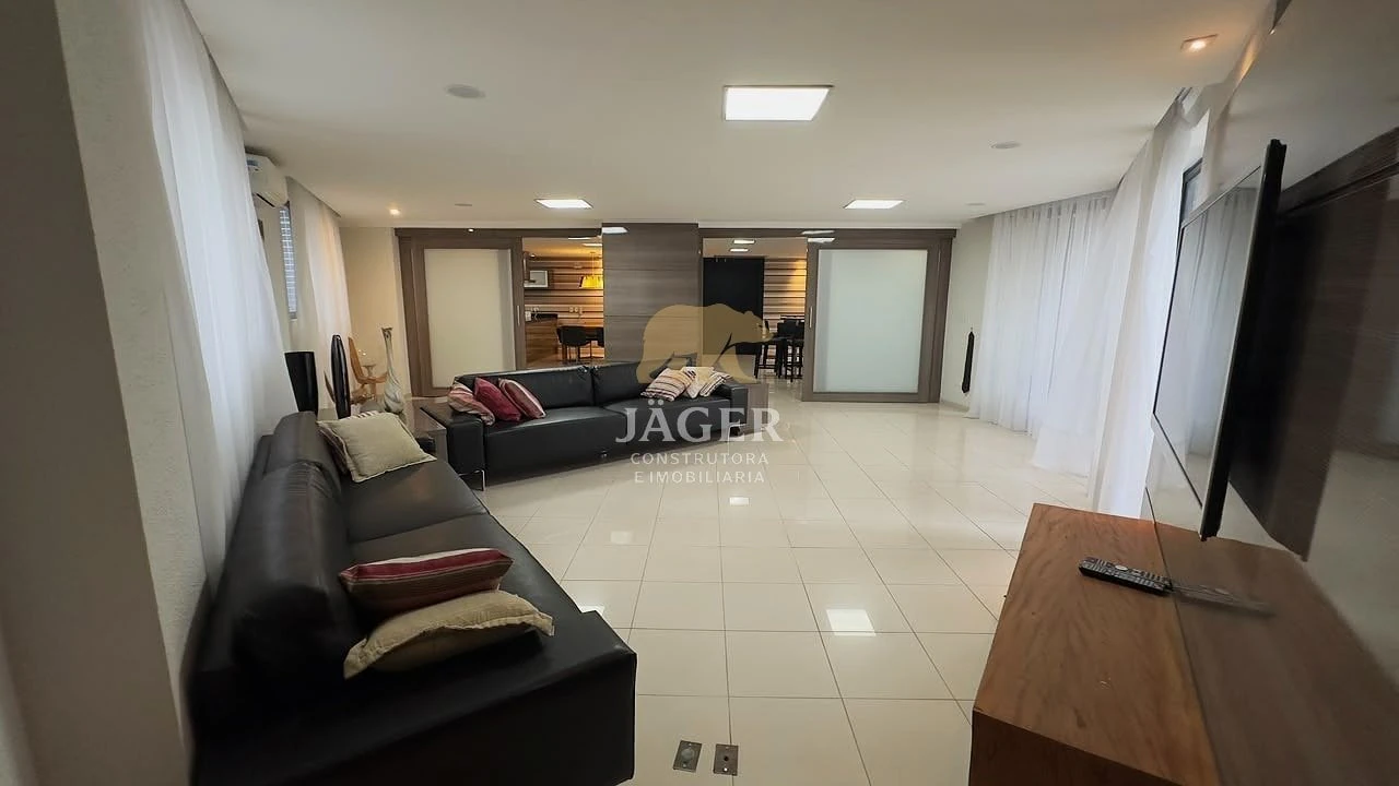 185 m² apartment with a bathtub and a glass-enclosed balcony — photo 5