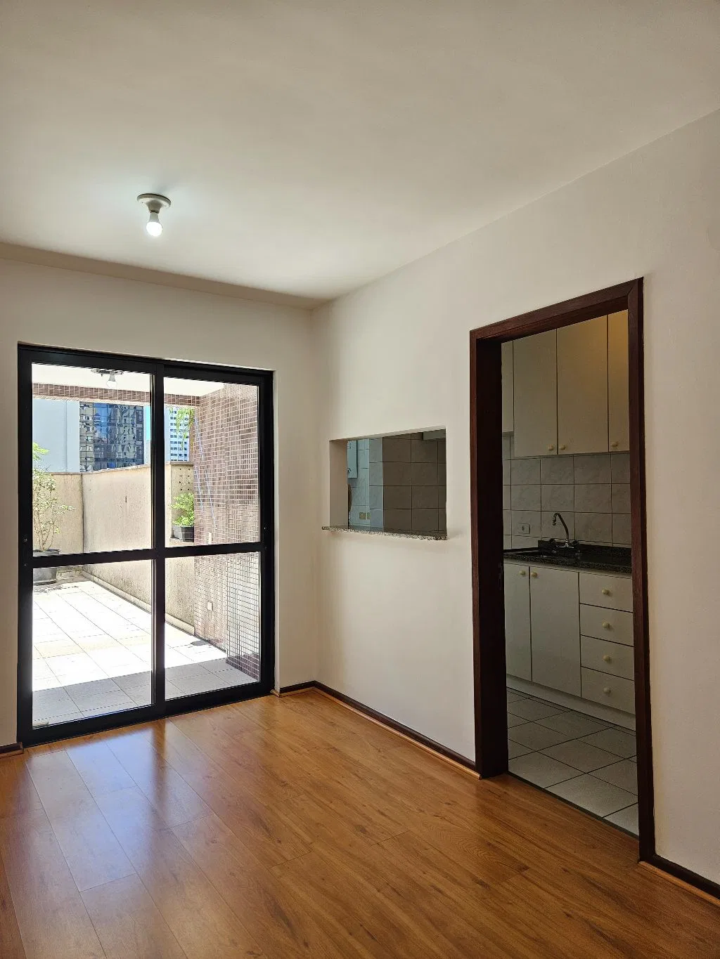 Balcony with a grill in a one-bedroom apartment, 62 m² — photo 8