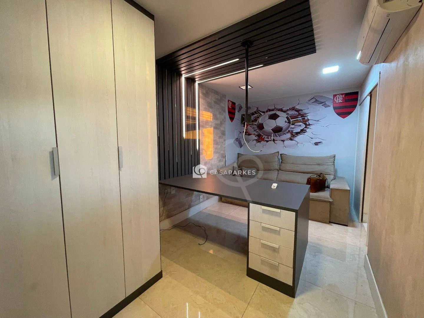 Balcony with a grill in a 3-bedroom apartment, 120 m² — photo 15